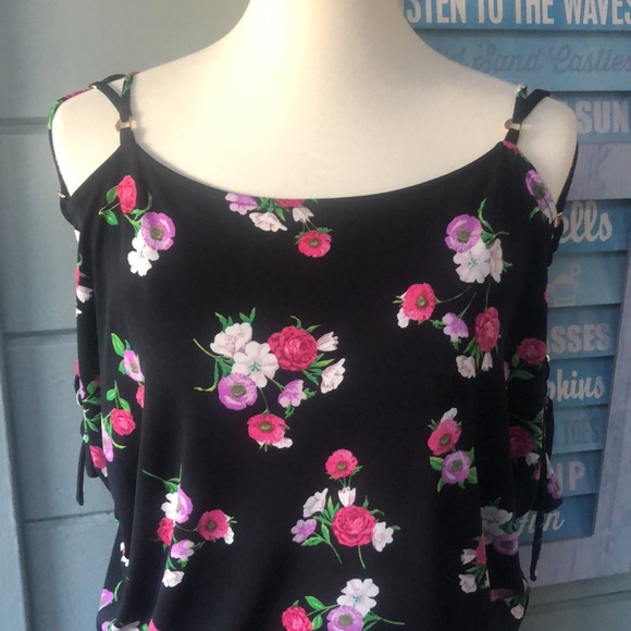 EXPRESS black floral print cold shoulder w/ lace up detail top like new   S-M - Picture 9 of 12